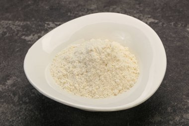 Buğday unu kasede yemek pişirmek için.