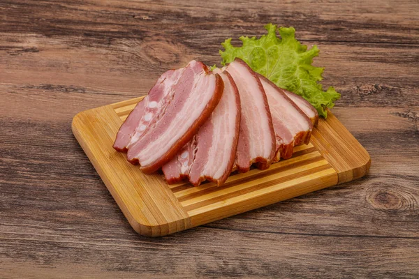 Leckere Geräucherte Schweinsbratenscheibe Über Holzbrett — Stockfoto