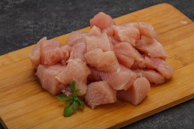 Pişirmek için çiğ tavuk göğsü.