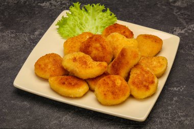 Kızarmış tavuk nugget. Salata yaprakları.