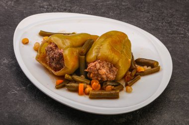 Doldurulmuş dolma dolma biber, et ve pilav.