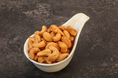 Kavrulmuş kaju yığını kasede