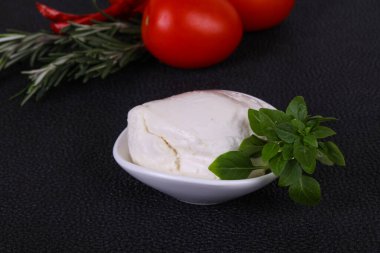 İtalyan Mozzarella peynir topu fesleğen ve domates servis etti.