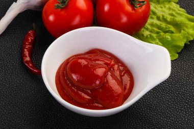 Domates ketçap sosu biber ve sarımsak servis edildi.