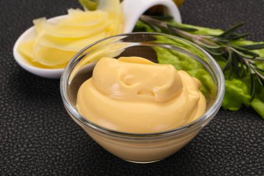 Kasedeki peynir sosu dilimlenmiş parmesan.