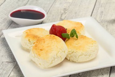 Reçelli krep ve naneli çilek.