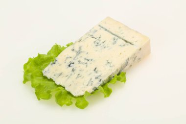 İtalyan geleneksel gorgonzola peyniri beyaza izole edilmiş.