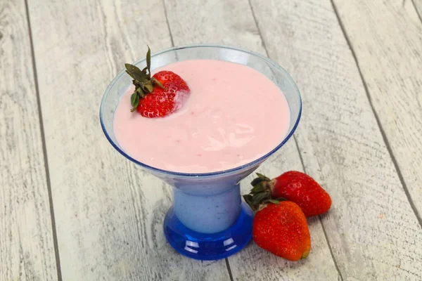 牛奶酸奶与草莓在碗 — 图库照片