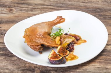 Kavrulmuş. Ördek. erik, incir ve elma ile bacak