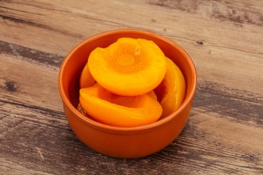 Şırıngayla marine edilmiş şeftali meyvesi.