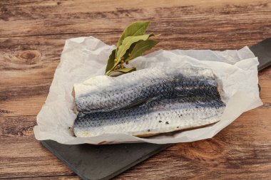 Güvertede deri ve baharatlı ringa filetosu.