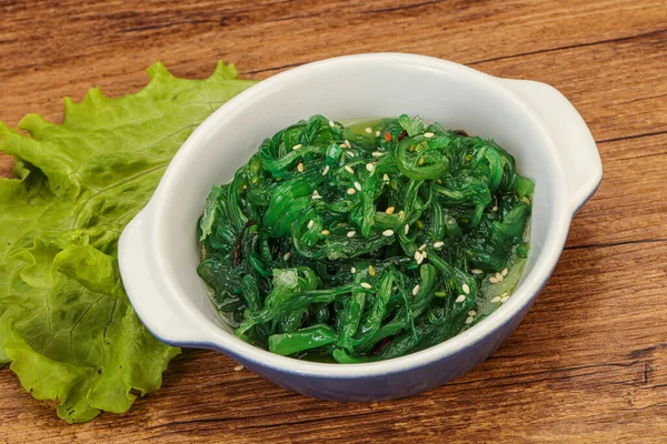 Green Chuka Zeewier Salade Geïsoleerd Witte Achtergrond Top View Wakame — Stockfoto
