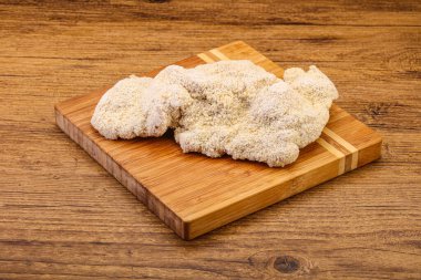 Kızartma için çiğ domuz eti şnitzel.