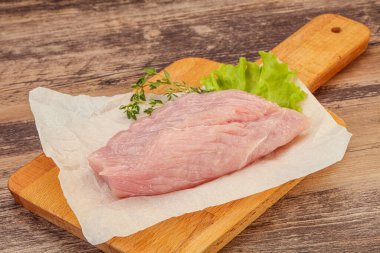 Pişirmek için çiğ hindi göğsü biftek.