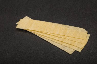 Doğal yağ ve tuzlu patates cipsi yığını. 