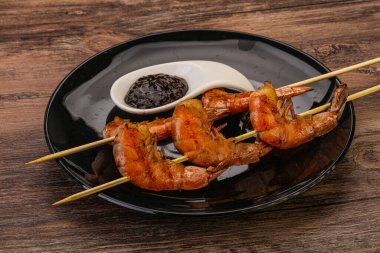 Biber soslu Asya usulü karides şişi.