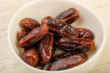 Meyve kabında tatlı hurmalar.