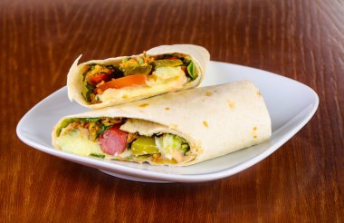 Tortilia saucage ve salatalık ile