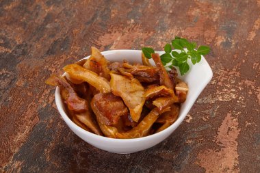 Kasede domuz kulağı var.