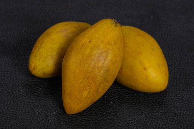 Egzotik tropikal lezzetli meyve - Tabakta Sapodilla