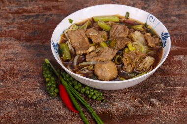 Tayland usulü et, sebze ve mantarlı çorba.