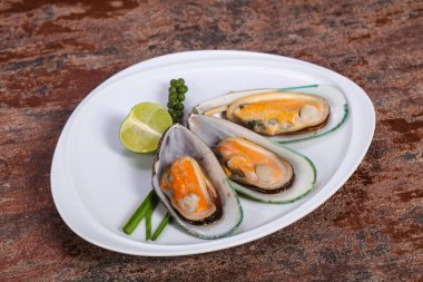 Limonlu ve yeşil biberli yarım midye.