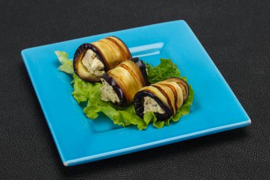 Peynirli patlıcan dolması ve otlar salata servis