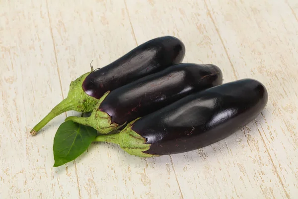 Peu Aubergines Mûres Savoureuses Sur Fond Bois — Photo