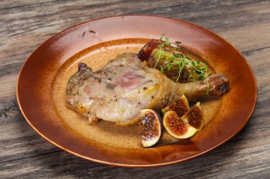 Kavrulmuş. Ördek. erik, incir ve elma ile bacak