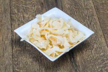 Hindistan cevizi kuru cipsi kasede atıştırmalık.