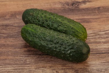 Arka planda iki salatalık var.