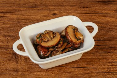 Kavrulmuş şampiyon, kasede otlar ve baharatlar var.