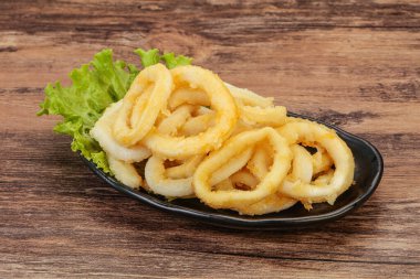 Kavrulmuş kalamar halkaları ve kasede salata.