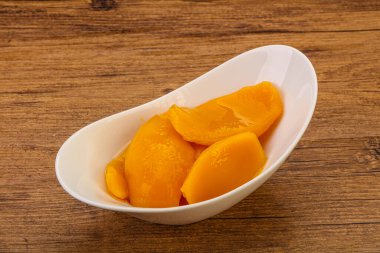 Şuruplu tatlı mango dilimleri.