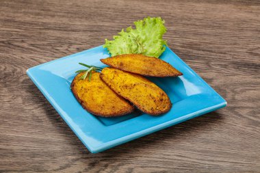 Fırında patates ve biberiye servis edilen baharatlar.