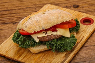 İtalyan ciabatta ekmeği ve hamburger pirzolası.