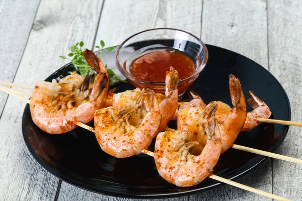 Espetos Camarão Grelhados Com Molho Picante — Fotografia de Stock