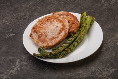 Ton balıklı ızgara biftek ve yeşil kuşkonmaz.