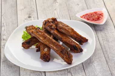 Kavrulmuş domuz kaburga sos ile