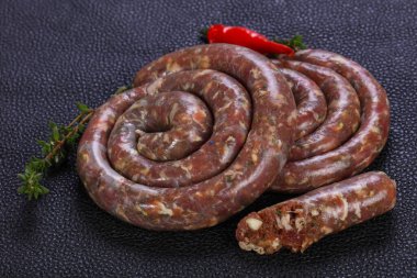 Ham kuzu sosis ızgara için hazır