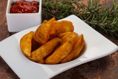 Biberiye ve soslu kızarmış patates dilimleri.