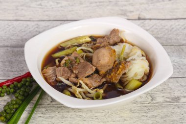 Tayland usulü et, sebze ve mantarlı çorba.