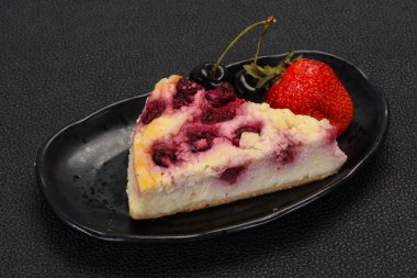 Kirazlı cheesecake çilekli ve naneli.