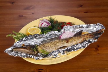 Limon ve biberiyeyle doldurulmuş turna balığı.