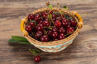 Yapraklarla dolu olgun kiraz yığını