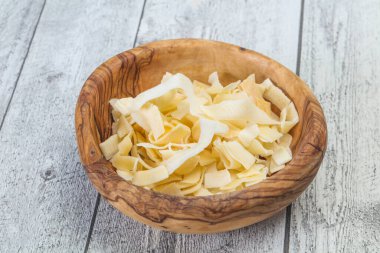 Hindistan cevizi kuru cipsi kasede atıştırmalık.