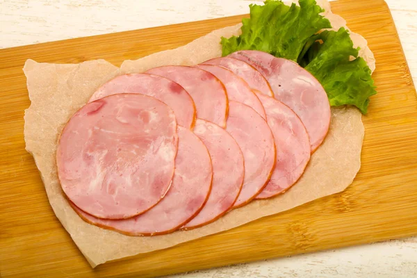 Salchicha Rodajas Con Hojas Ensalada —  Fotos de Stock