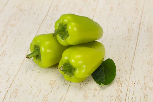 Pimenta Verde Madura Sobre Fundo Madeira — Fotografia de Stock