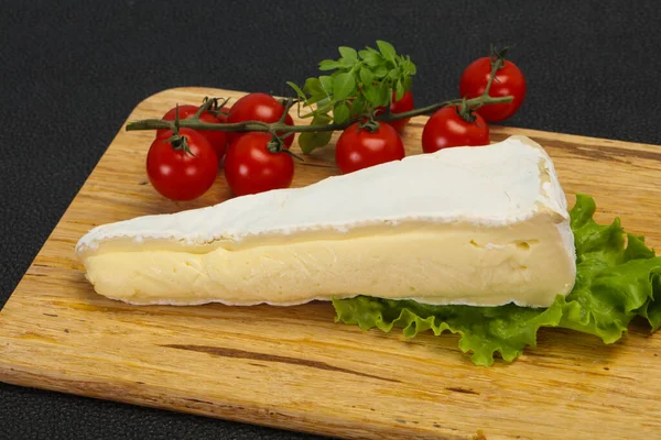 Triângulo Queijo Brie Servido Folhas Salada — Fotografia de Stock