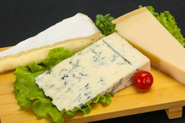 Käsedreieck Mischung Gorgonzola Brie Und Parmesan — Stockfoto